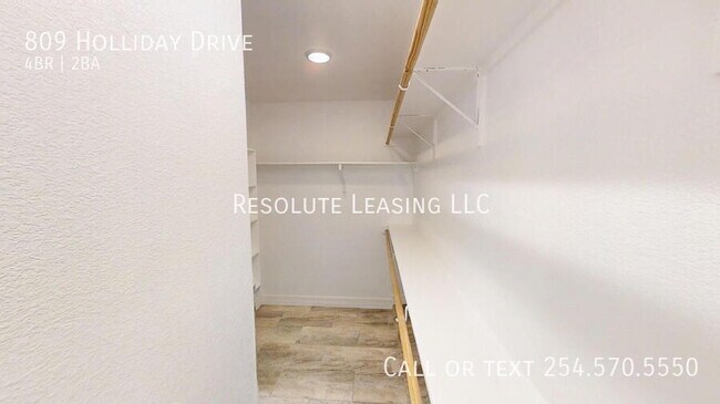 Building Photo - 809 Holliday Dr