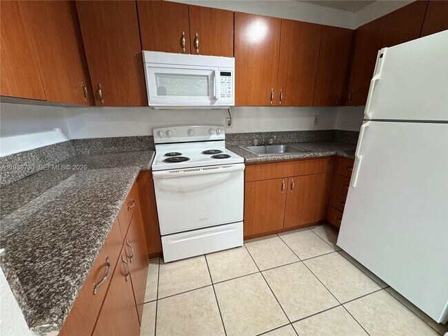 Building Photo - 4732 SW 33rd Ave