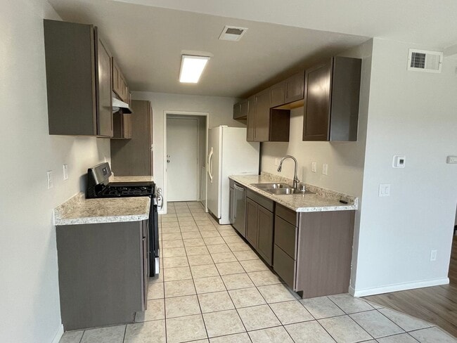 Building Photo - Stunning Two-Story Home in Quail Ridge.