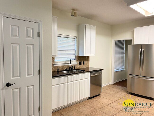 Building Photo - Stunning 5 Bedroom Home in Robledal Estates