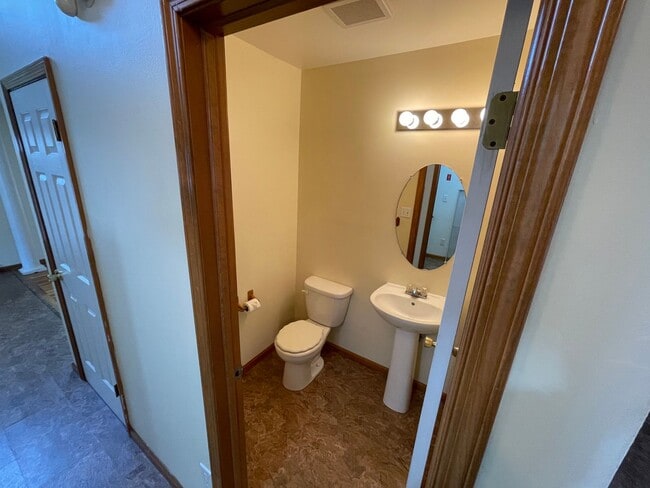 Building Photo - Spacious Home Ready to Rent! Don’t Miss Out!