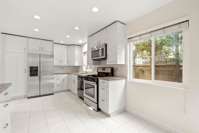 Building Photo - Gorgeous 3+3 Private Single Family Townhou...