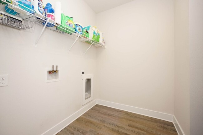 Building Photo - Spacious 5-Bedroom Home in Desirable Crest...