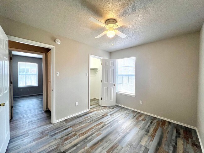 Building Photo - 3 Bedroom Duplex Located In Shadow Hills!