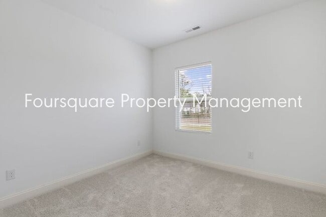 Building Photo - Spacious Townhome with Entry-Level Guest Suite, Washer/ Dryer Included, 2nd floor Balcony & 2-Car...