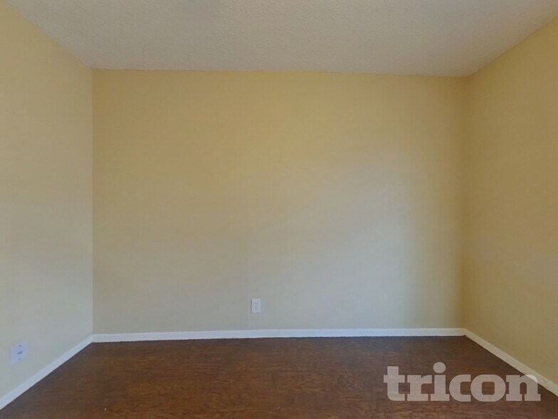 Building Photo - 1404 E Park Dr