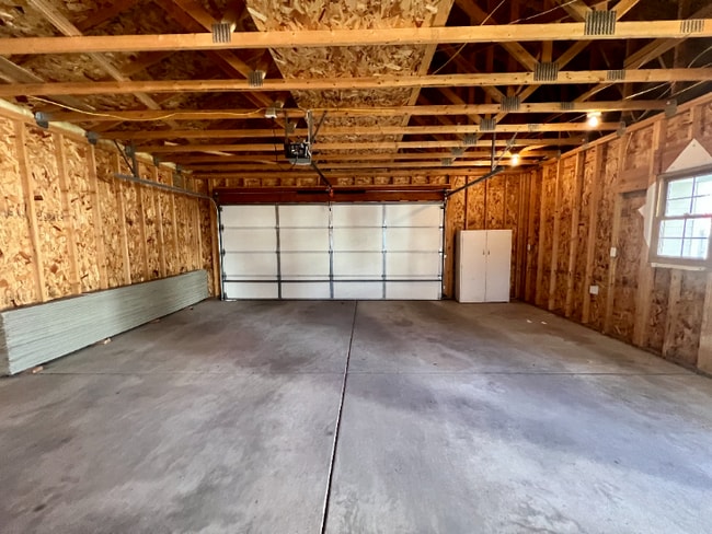 Building Photo - Charming Three Bedroom Home!