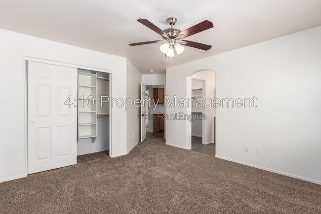 Building Photo - 30725 N Royal Oak Way