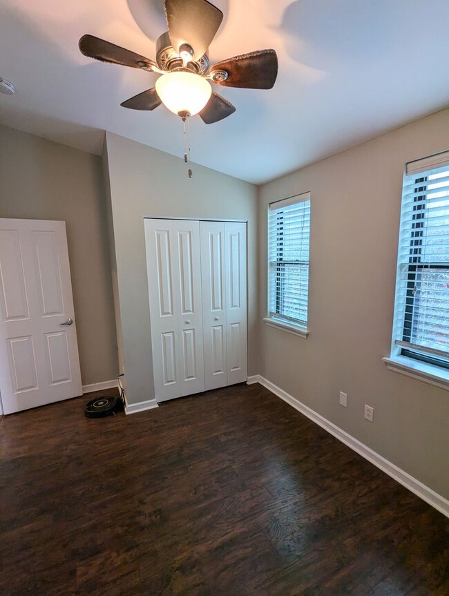 Building Photo - 2 Bedroom 1.5 Bathroom Townhouse with Off ...