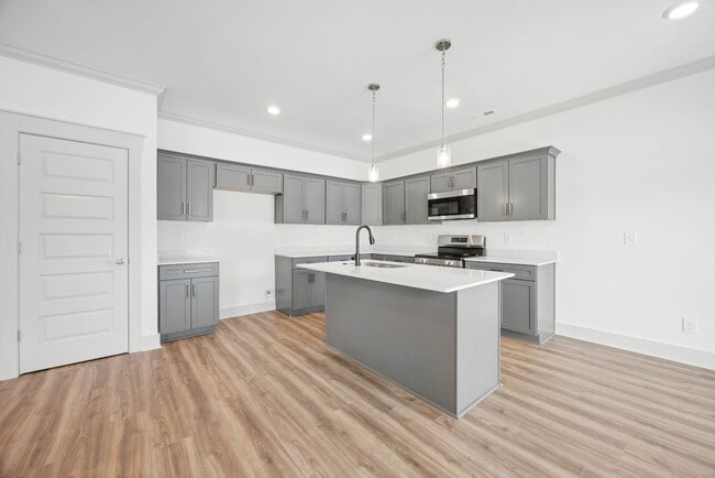 Building Photo - 3 Bedroom 2 1/2 Bath Luxury Home Near Madison Street!