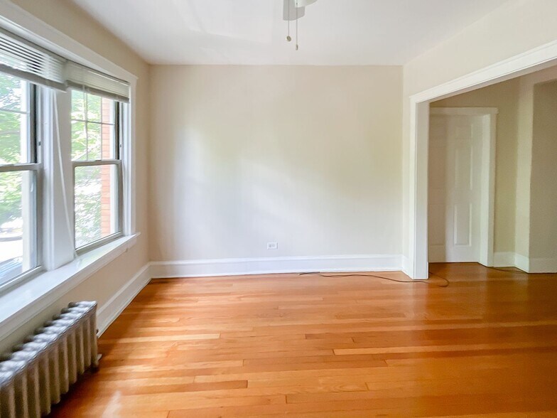 Building Photo - 1603 W Berteau Ave