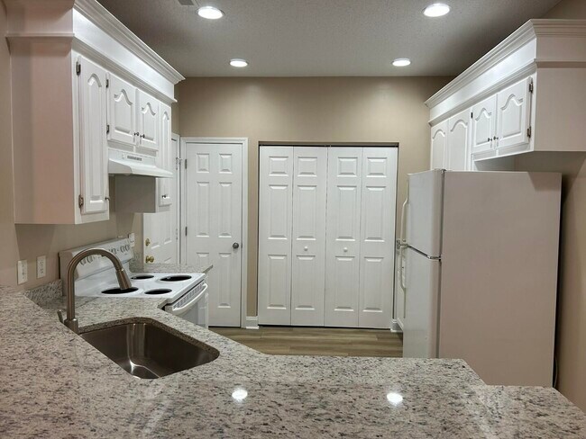 Building Photo - 3421 Beacon Dr