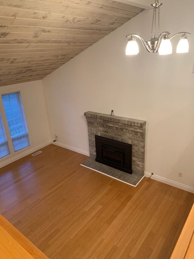 Building Photo - Stunning 3BR 1.75 BA Sammamish Home.  Rece...