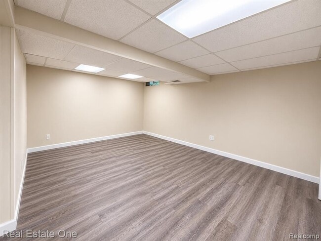 Building Photo - 1403 Oakbrook E Dr