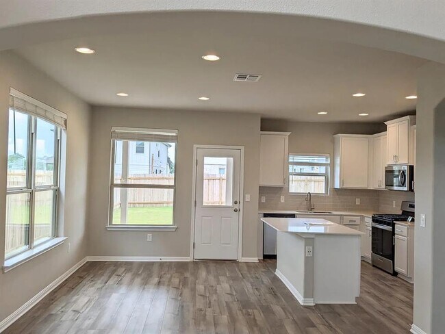 Building Photo - 112 Manassas Dr
