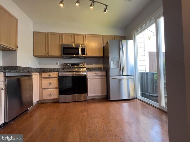Building Photo - 4971 Clarendon Terrace