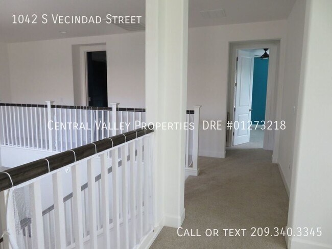 Building Photo - 1042 S Vecindad St