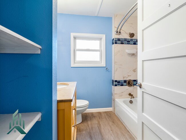 Building Photo - 315 SE Park Ave