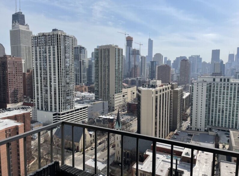 Building Photo - 1212 N La Salle Dr