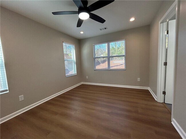 Building Photo - 1226 Beechview Dr SE