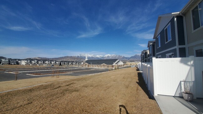 Building Photo - Like New 3 Bd 2.5 Bath Townhome