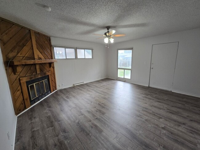 Building Photo - Montara 2/1 with fully fenced in yard and ...