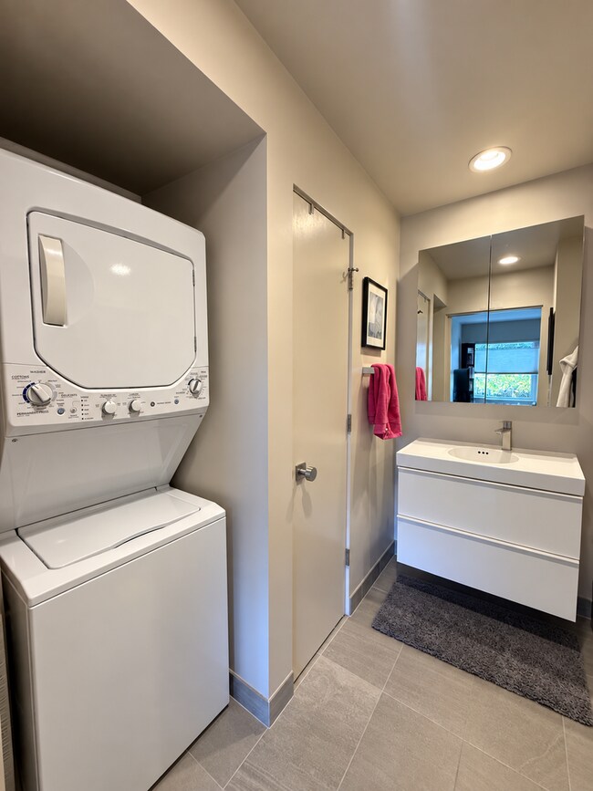 Building Photo - 453 Seaview Dr