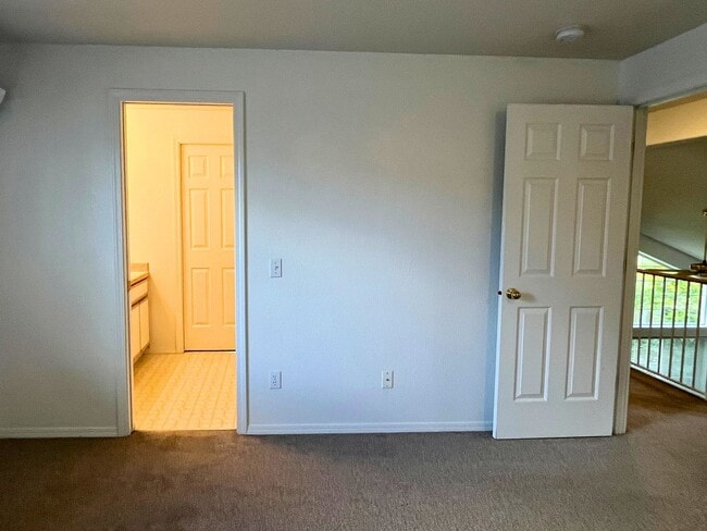 Building Photo - (BRO) 2 Bedroom/2 Bathroom with a Loft