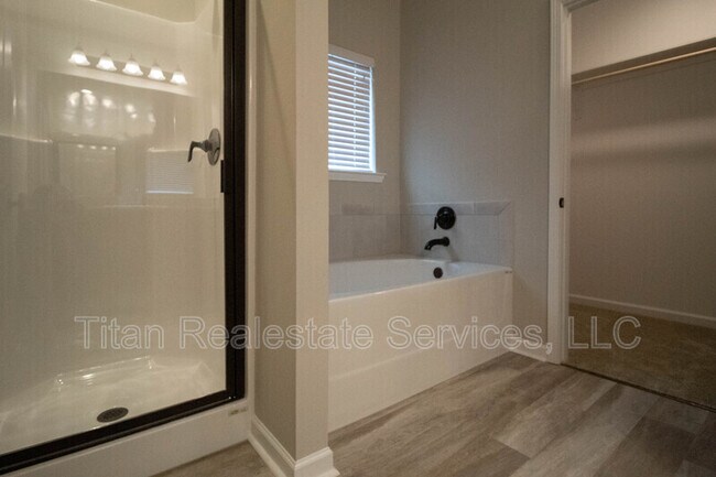 Building Photo - 526 Elwick Dr