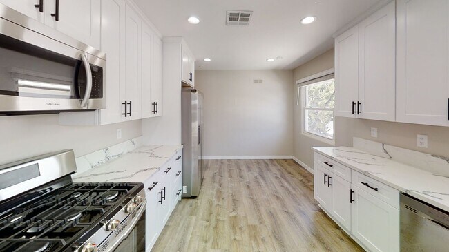 Building Photo - 5577 Mary Ln Dr