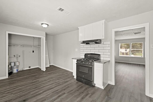 Building Photo - 6314 Crestville St
