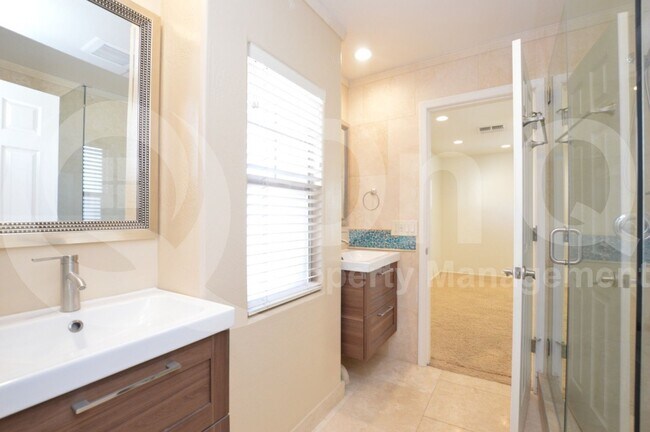Building Photo - 3105 E Vallejo Dr