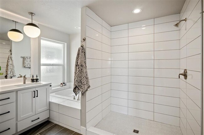 Building Photo - BRAND NEW HOME!!  4 Bedrooms, 3 Baths, Lar...
