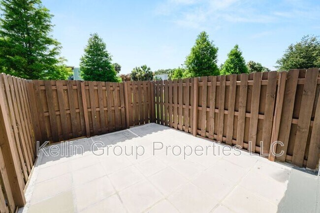 Building Photo - 2862 Somerset Park Dr