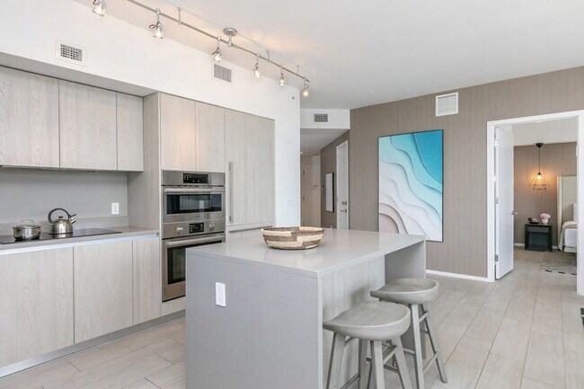 Building Photo - 4010 S Ocean Dr