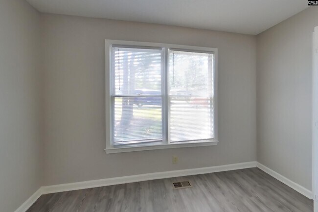 Building Photo - 529 Ferncliffe Rd