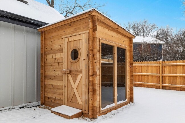 Building Photo - 15160 W Oak Spring Rd