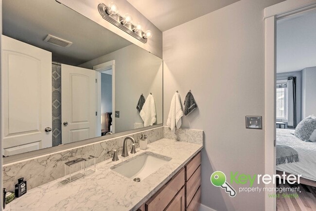 Building Photo - Beautifully Renovated 3 Bed Townhome in Prime North Seattle Location