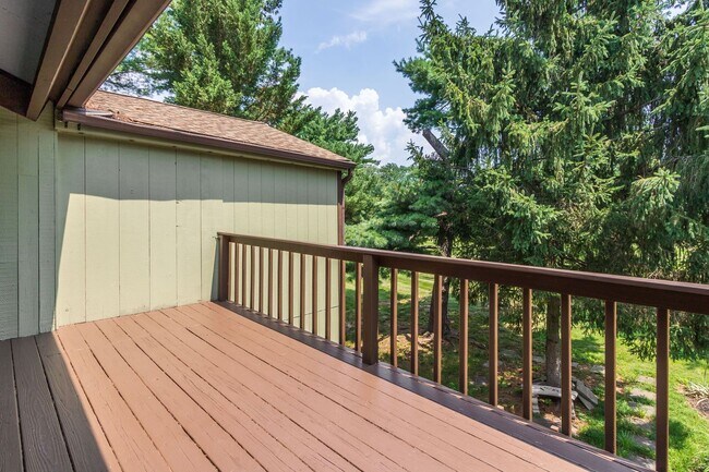 Building Photo - 7 Belaire Way