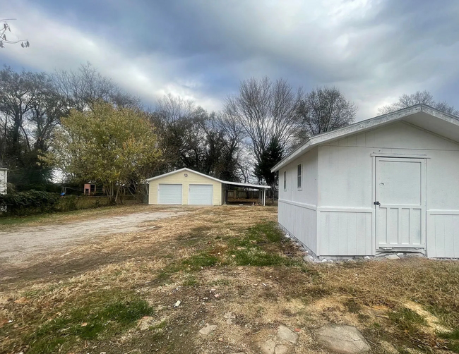 Building Photo - Spacious 4-Bedroom Home with Large Backyar...