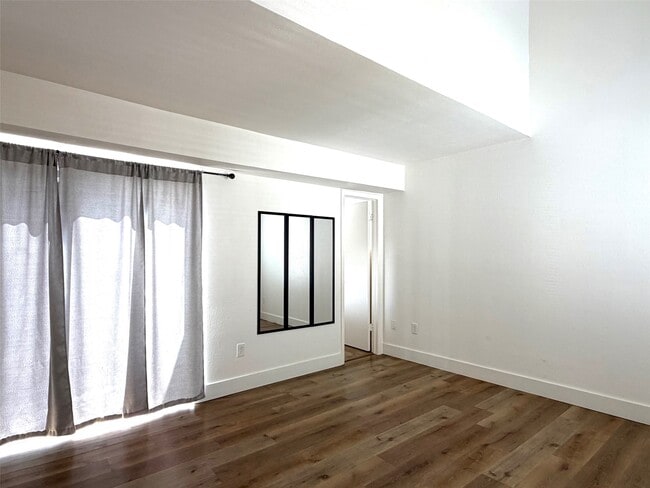 Building Photo - 9809 Richmond Ave