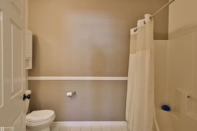 Building Photo - Bright, spacious 2-bedroom / 2-bath condo available now!