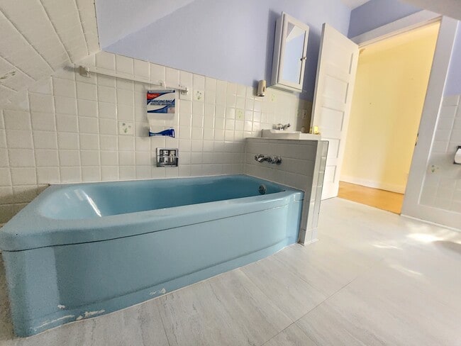 Building Photo - 387 College Ave