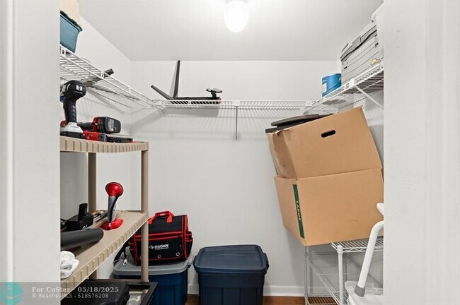 Building Photo - 2960 Riverside Dr