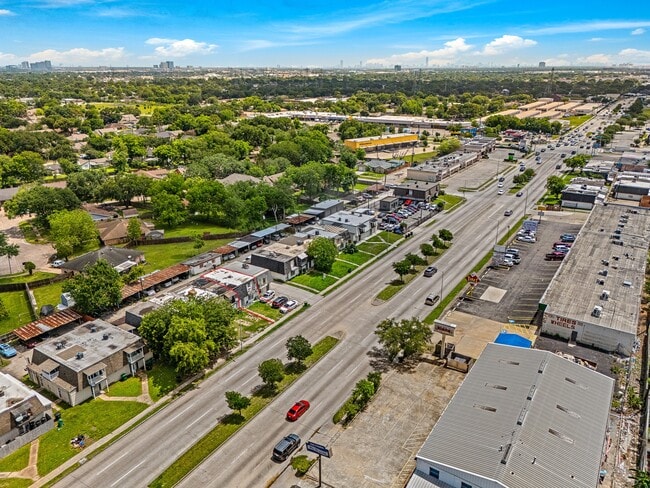 Building Photo - 12054 Beechnut St