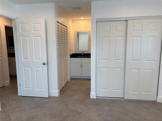 Building Photo - 5815 Erin Ln S