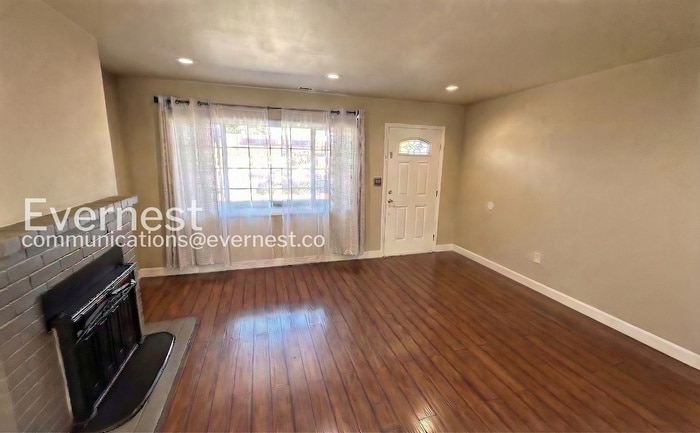 Building Photo - 1936 Shoreview Ave