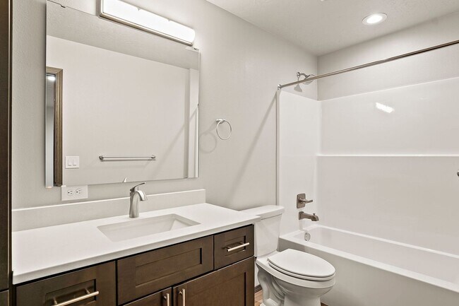 Building Photo - Modern Valley Town Home!