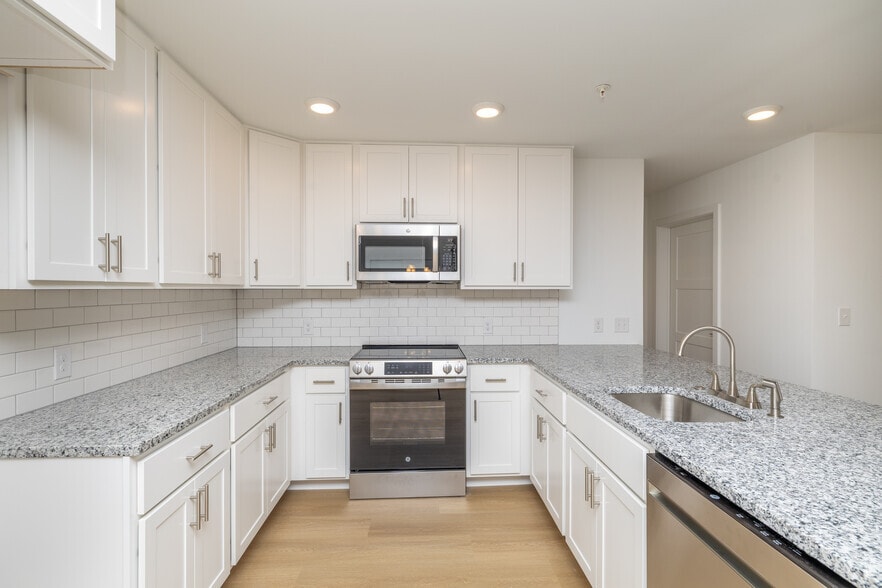 2BD, 2BA - 1530SF - Kitchen - Victorian Village at Hatboro