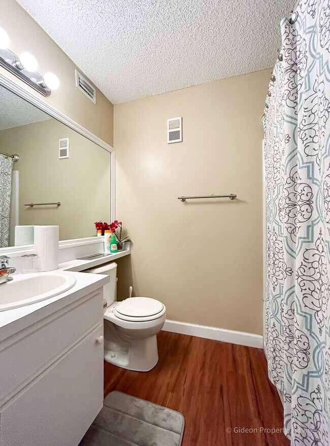 Building Photo - Beautiful 4/4 Condo in University Terrace
